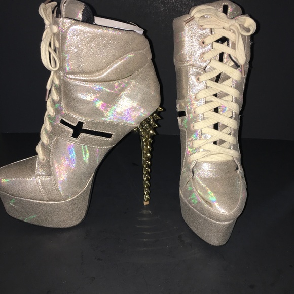 Mona Mia Shoes - Spikey Platform shoes size 8